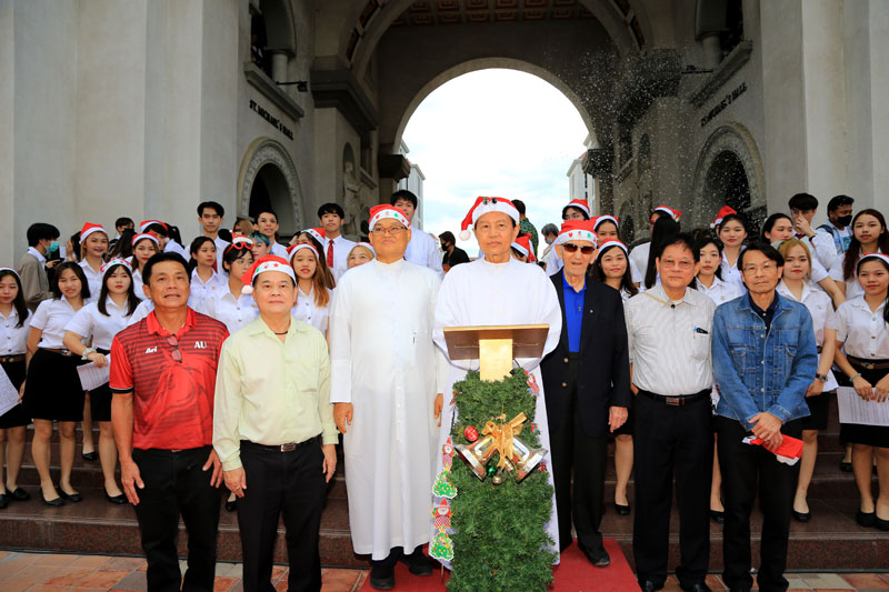 ChristmasTreeLighting04